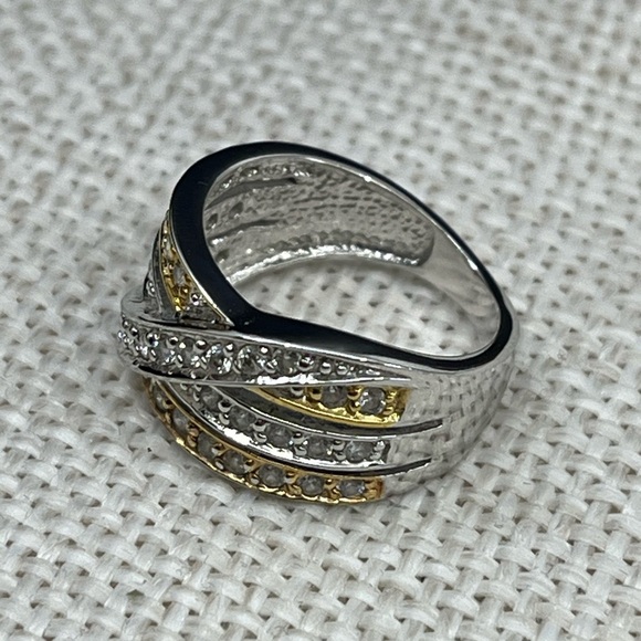 Stunning 925 Sterling Silver Two-Tone Crossover Ring – Size 5.5 - Picture 14 of 17